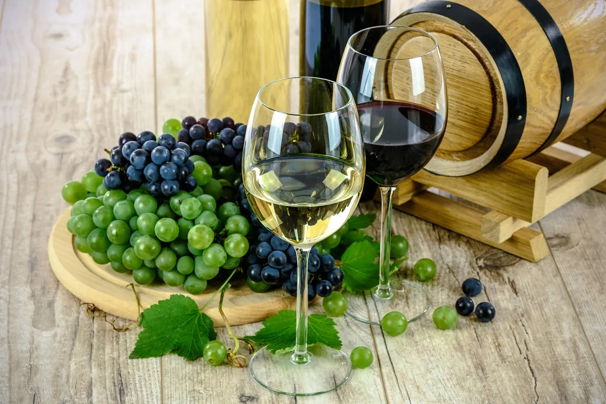 How to Serve White Wine at the Right Temperature: A UK Guide